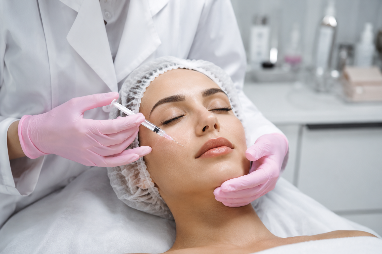 Clínica estética con profesional preparando una sesión de tratamiento